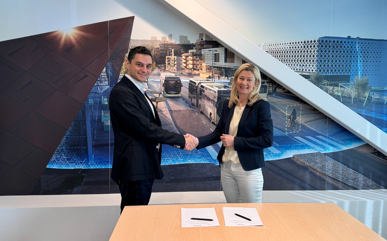 Amos Haggiag, Optibus CEO and co-founder, and Anna Westerberg, President of Volvo Buses, shake hands at the signing of their partnership agreement 